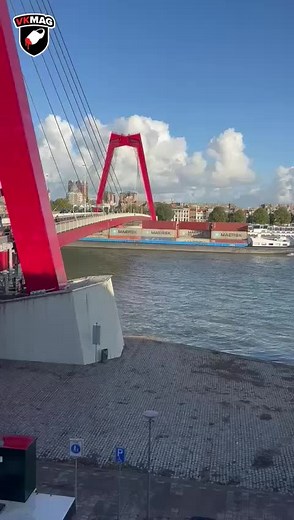 Containerschip botst tegen Willemsbrug in Rotterdam