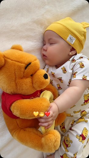 ❤️Aday_Chloe_Irina ❤️ on Instagram: "♥️🍯🤭💛 @disney @pooh @disneybaby @hm_kids #winniethepooh #baby #cutebaby #disney #reels #justbaby #explorepage #kidslove #disneybaby #kidsmodel #hmkids #hm #inspirababyys"
