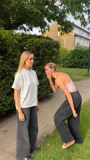 Maxime en Sophie on Instagram: "Het is soms ook lastig om een compliment terug te geven😂"