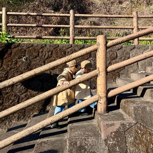 nico | 🌸.🤍. Spring code … 🌸🤍 セカストで購入したコートでリンクコーデしました👦🏻👶🏻 ⸒⸒‪ プチプラでこんな可愛い リンクコーデができるなんて … 😮‍💨♡ □ 👦🏻 / ？？ / ♻️ ¥550 □ 👶🏻 / breeze / ♻️ ¥330... | Instagram