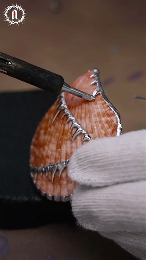 The rose-coral shell started it all. A full transformation from quiet beauty to striking edge 🌹