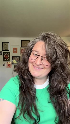 Call me Claire Saffitz 🖤 #grayhair #grayhairgrowout #grayingyoung #onthisday