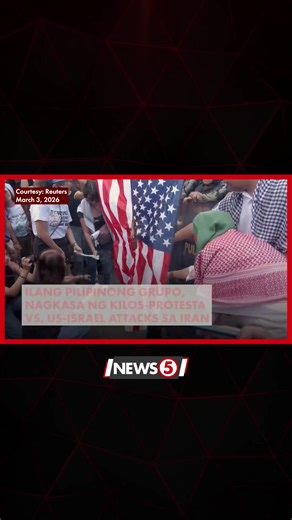 NANGALAMPAG SA US EMBASSY Kinondena ng ilang grupo sa isang kilos-protesta ang sanib-puwersang pag-atake ng U.S.-Israel sa Iran. Isinagawa 'yan sa U.S. Embassy sa Maynila nitong Martes, March 3. Nagsunog pa sila ng watawat ng Estados Unidos bilang tanda ng kanilang pagtutol sa aksyon ng bansa sa Middle East. | via Reuters