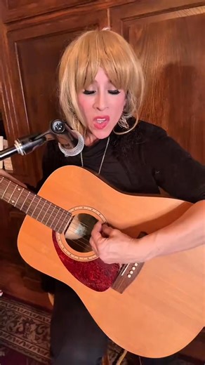 Friends- Smelly Cat was Phoebe’s famous song that she sang at the Coffee Shop #friends #phoebe #ginagbarbera | Gina Groomer- Barbera