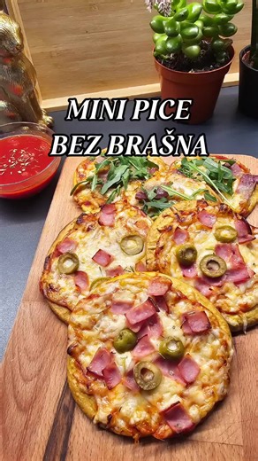 vidra_foodie (@vidra_foodie) - MINI PICE BEZ BRAŠNA 🍕 Od samo dva sastojka za testo napravite brzo i lako mini pice. Hrskave, sočne i preukusne - morate da probate! 😍 Sastojci: - 220g kuvanih leblebija - 2 jaja Izblendate sastojke i pecite u rerni 20min na 180°C. Stavite fil i vratite u rernu na još 5min na 220°C. Prijatno! #minipice #picabezbrasna #leblebija #bezglutena #bezbrasna #insulinskarezistencija #zdravirecepti #vidrafoodie #idejezarucak #idejezaveceru #idejezadorucak #mahunarke #pizz