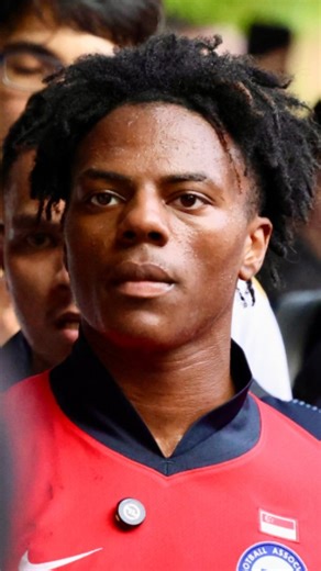 oney on Instagram: "Someone built their own . . . .The post shares a humorous video edit superimposing flamingo legs onto children’s feet in mundane family scenes, like beach outings and home play, creating absurd visual gags under the Spanish caption “Falló el Portal” (implying a failed magical transformation). -the clip’s lighthearted absurdity fits her bio’s focus on positive content, explaining its rapid viral traction with over 39,000 likes and 914,000 views in under a day. - Replies highli