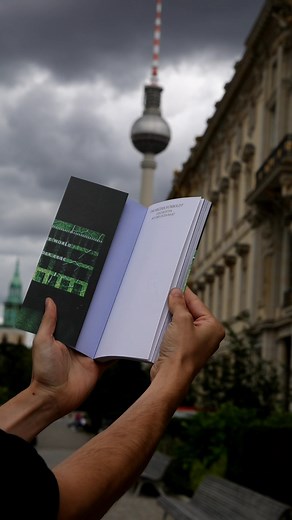 [English below] Hätten sich Wilhelm und Alexander von Humboldt für ein neues Kulturforum im teilrekonstruierten Berliner Schloss interessiert? Wir beantworten die Frage kühn mit "Ja!" Und das nicht nur, weil die Brüder Humboldt im alten königlichen Schloss ein- und ausgingen. Auch die Themen des Humboldt Forums – Bildung und Wissen, Reisen und Sammeln sowie die Konsequenzen kolonialer Zusammenhänge – bieten jede Menge Berührungspunkte zu den beiden preußischen Gelehrten. Davon erzählt das Buch „
