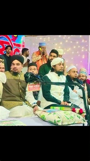 তাহেরী হুজুরকে ফুল উপহার দিলেন নূরে বাংলা।