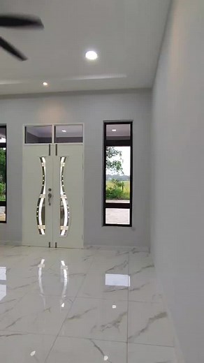Inspirasi Desain Rumah dengan Pintu dan Siling Menawan