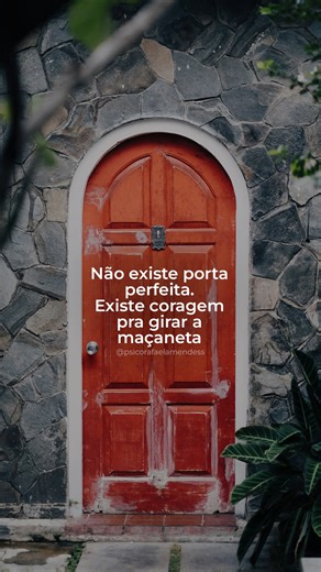 Rafaela Mendes | Psicóloga | ✨ Às vezes a gente fica tanto tempo parada no corredor, esperando a porta perfeita, que esquece que a vida acontece quando a gente se... | Instagram