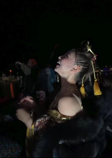 カップルさん達に混じってお仕事おわりの初花火🤣✨...でもまだまだまだ、ずっと！わたしの恋人はお仕事だけ☺️ファンのみんなにも見せたかった🎆♪#XD #yogibo #ena #cjd_ena #cyberjapan