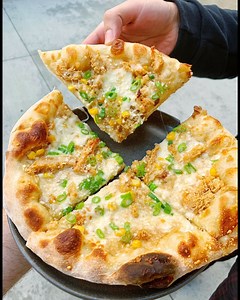 1.6M views · 2.4K reactions | JOLLIBEE CHICKENJOY, in PIZZA form!!  | Foodbeast | Facebook