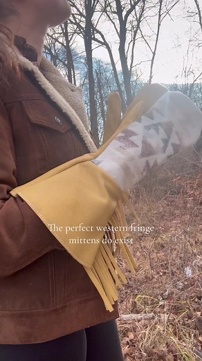 The perfect western fringe leather mittens do exist, and you can have them. Visit the link in my bio to grab these for yourself 🌾 #western#fringe#westernstyle#country#leathercraft