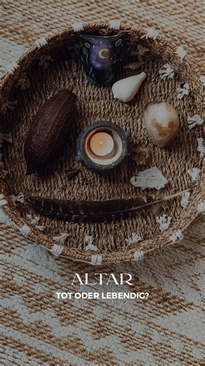 Jasmin Morssy ☾ KAKAO | SCHAMANISMUS | RITUALE on Instagram: "Ein Altar ist kein Dekotisch, Tuch oder Tableau. Er ist ein lebendiger Raum. Ein Ort der Verbindung zwischen dir, der geistigen Welt und dem, was dir heilig ist. ❗️ABER: Wenn du ihn nicht nährst, bleibt er leer. Still. Tot. Dann ist er einfach nur ein Tisch mit Dingen drauf. 🌿 Was du tun kannst, damit dein Altar lebt: ✨ Zünde täglich oder regelmäßig deine Kerze an – Licht belebt. ✨ Stell frisches Wasser hin – als Element & Gabe. ✨ Le