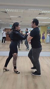 Salsa social dance class. Level 3 classes every Wednesdays and Saturdays. Have fun, meet new friends and learn a new hobby! Join us to level up your turn patterns and dance technique with a trial class at $14.90: https://www.caliente-dance.com/salsa-bachata-all-trial-class 😍Salsa Bachata Latin Dance Social Party every Wednesdays and Saturdays: https://www.caliente-dance.com/social-dance-nights 🎶Frankie Ruiz - La Cura #salsa #salsadance #salsaclass #salsasingapore #salsasocialdance #salsadancer
