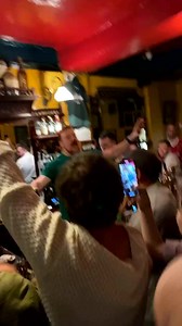 WWE wrestler Sheamus leads a rendition of Aslan’s ‘Crazy World’ while working behind the bar in Kehoes 🍻🎶 | SportsJOE.ie