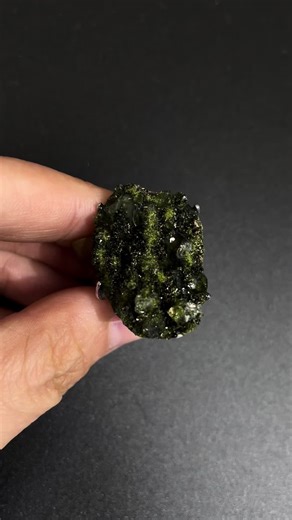 Green epidote and moldavite #sanat #energyhealing #rawcrystals #crystalenergy #naturalgemstones