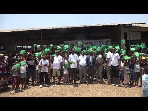 Imvukiza za zone Kinama mu Bujumbura zatanzanze bikoresho vy'ishure ku banyeshure b'amikoro make