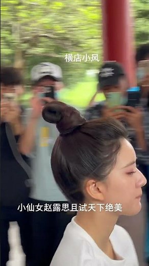 赵露思梳着男造型上班