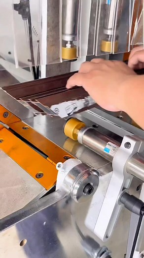 If you want high precision, fast cutting efficiency and safety.Then take a look at this one.Fully automatic aluminum cutter.#cnc#Aluminum cutting saw#cutting machine | Solution of efficient aluminum door and window equipment