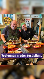 Det var lidt af et kulturchok, da den populære madanmelder Casper Drømme gik gennem menukortet hos burgerbaren Diner No. 34 i Holstebro sammen med den lokale kendis Dennis Okkerstrøm. 🍟🍔🧀 De er begge to kendt for at spise lidt af hvert og dele det på TikTok, Instagram, YouTube og Snapchat. | TV MIDTVEST