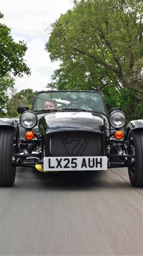 EYES ON THE ROAD HAMMOND! But we agree, it is a nice bonnet vent 👏 Watch the video on the DriveTribe YouTube channel. #DriveTribe #RichardHammond #IzzyHammond