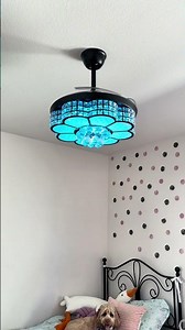 This chandelier does more than look pretty! 🤩