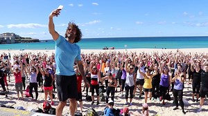 Throwback to that time I did a HIIT on Bondi Beach in Australia 🙌🏼😀 Would you come along if I did one of these in the UK? 🤔 | The Body Coach