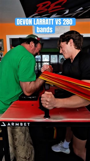 Devon LARRATT arm wrestling prep for Vitaly #armwrestling#bodybuilding#devonlarrat