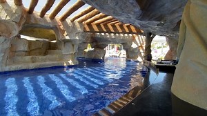 We found the main reason Brooke Shields returned to the Blue Lagoon. 💦💧 Stop off and grab a cocktail at this PHabulous grotto bar located INSIDE the lazy river! -- ¡Encontramos la razón principal por la que Brooke Shields regresa siempre a la 'Laguna Azul'! 💦 💧 ¡Este PHabuloso Grotto Bar está ubicado DENTRO en el río lento! ¡Haz una visita y llévate tu cóctel para su viaje por el río! | Planet Hollywood Cancun By Royalton