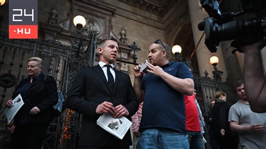 Bede Zsolt tényleg rövidnadrágban ment oda a Ferenc pápáért tartott szentmisére, hogy Magyar Péterrel konfrontálódjon | 24.hu