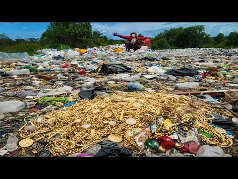 Wow a lot of gold jewelry in trash field a girl so lucky found many big treasure