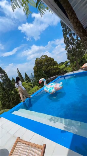 Villa Puncak Bogor on Instagram: "🌞𝗦𝘂𝗻𝗻𝘆 𝗩𝗶𝗹𝗹𝗮🌞 By Nginapsini Your favorite escape, only at Sunny🌱 ✨Kapasitas Maks. 15 orang✨ 🌟Highlights : 🏊Private Pool ⛰️ Mountain view (Gn. Pangrango) 🌃 Citylights view 🪵 Bonfire 🥩 Bbq space 🎱 Billiard 📺 Smart TV and Karaokee 🛜 Wifi 🛁 Waterheater 🛌 bedrooms with 3 queen sizebed 📝Start from Rp1.200.000! ☎️ Reservasi Di 0811-1141-052 𝗝𝗮𝗱𝗶, 𝗞𝗮𝗽𝗮𝗻 𝗞𝗮𝗹𝗶𝗮𝗻 𝗡𝗴𝗶𝗻𝗮𝗽𝘀𝗶𝗻𝗶? #villapuncakbogor #staycation #villakeluarga #vill