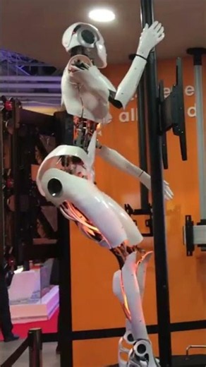🚨 SKYNET YA DESPERTÓ… Y LO PRIMERO QUE HIZO FUE ABRIR UN TEIBOL 🤖🍻💃