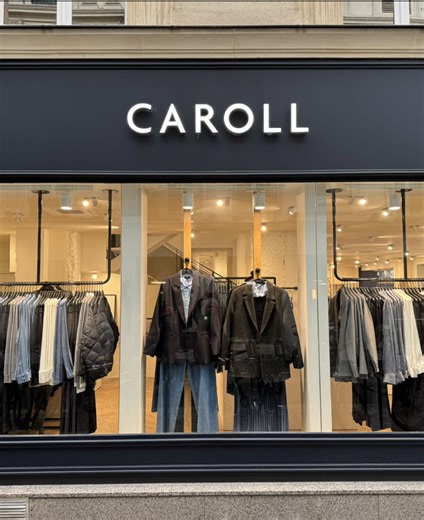 Nos équipes vous accueillent en boutique pour vous faire découvrir toutes les nouveautés et vous conseiller avec attention 🤍 #Caroll #nouveautés #flagship