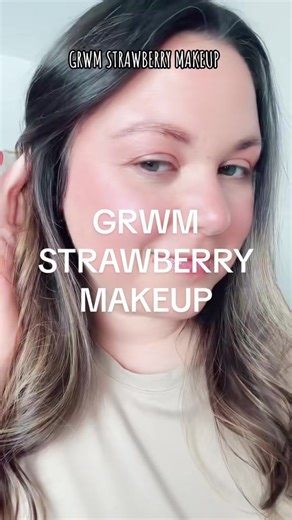 🍓 Strawberry Makeup très naturel! Teint @L’Oréal Paris Blush @QUO et @maccosmetics Sourcil @annabellecosmetics Cache cerne, primer et gloss @essence.cosmetics Paupières @Yves Rocher Canada Illuminateur paupières @TULA skincare Higlighter @Makeup Revolution Poudre @Ace Beauté Cosmetics Fixateur @elfcosmetics #cejourlà #strawberrymakeup #makeup #maquillage #grwm