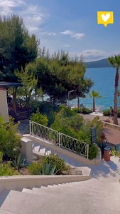 Ihr wünscht euch Campingurlaub 🌊⛺️ direkt am Meer – mit etwas mehr Komfort? Dann auf nach Kroatien! 💙 Kroatiens Küste bietet moderne Plätze mit traumhaften Poolanlagen 🏝️, gepflegten Grünflächen 🌿 und meist auch der Nähe zu einer interessanten Stadt wie Rovinj oder Zadar 🌃. Die gepflegten Plätze laden zum Entspannen ein, der nächste Strand 🏖️ ist oft nur wenige Schritte entfernt – und wer mag, springt einfach in einen der herrlichen Pools mit Blick auf die Adria 💦🌅 Natur 🌳 genießen, ent