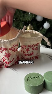 🎄 Esta Navidad, regala algo que sí se usa. que huele delicioso y que cuida de verdad. En Nanah encuentras regalos originales hechos en México 🇲🇽 🧴 Shampoos y acondicionadores con frutas y plantas mexicanas 🧼 Desodorantes en barra sin aluminio que no irritan 💐 Perfumes sólidos para llevar a donde quieras ♻️ Morrales reutilizables que hacen que cualquier regalo se vea especial. 🌊Todo libre de químicos tóxicos y libre de plásticos. 👉 Ingresa a nanah.mx y consigue un regalo consciente, útil