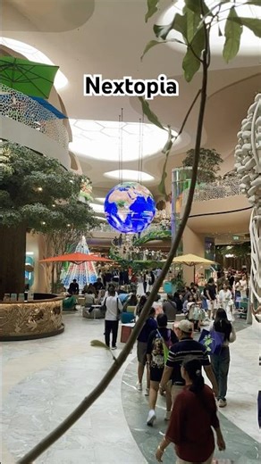 Nextopia ; rotating earth