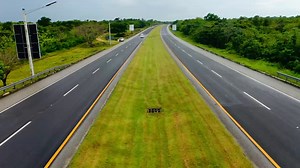 Se avanza en los trabajos de señalización horizontal y vertical en el tramo Estación de Peaje Coral II - Rotonda Punta Cana, una intervención clave para quienes transitan por esta importante vía del Este. Seguimos trabajando por una movilidad más segura, eficiente y moderna. @RD_VIAL @RDMOPC