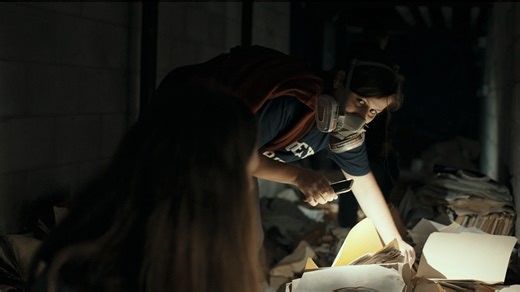 The Program: Cons, Cults, and Kidnapping - Where the F**k Am I? (E01) (2024) | ČSFD.cz