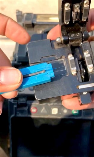 A Fiber Optic Cable is not Pulled by a Cleaver in the Process of Splicing lnstead a Fiber Optic cleaver and Fusion Splicer are two essential Using Tools | ROAD LIFE