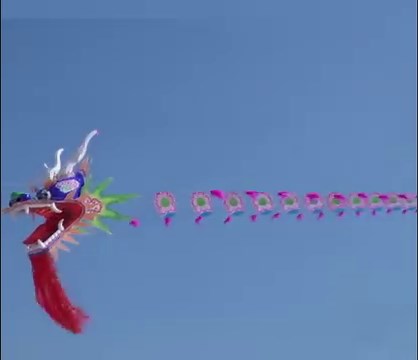 Have you ever seen flying kite of 45 m? Maker of the kite is Jin Yueqiang (Huzhou, #Zhejiang); Jin won a kite-design contest in 1985, since began his life-long passion - kite-making. To make this 45m long kite for the occasion of new year, Jin has hand-drawn 99 pcs of lotus-like components (as the body of the flying kite) and affix them together using thin thread. | T-Time HK