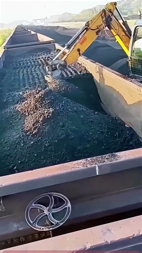 Railway Coal Loading: Coal Smoother Works Efficiently - Watch the Final Step!