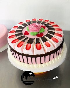 Tutorial for decorating cakes with chocolate drip and roses | Cake Pie