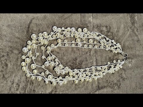 Collana realizzata all'uncinetto con perle di diversa grandezza.