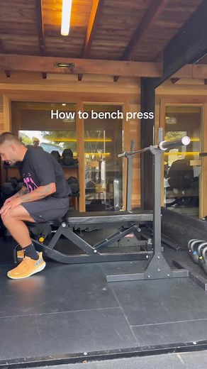 Snippet from a session today: brief tutorial on the set up and execution of the bench press. #AvenueTraining #brontebeach #training #benchpress #howtobenchpress