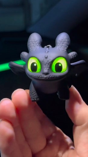 Light up your holidays with the coolest dragon keychain ever! 🐉✨ Watch Toothless’s wings flap and eyes glow, bringing magic and motion to your keys or Christmas decor — the ultimate gift for fans and collectors alike! 🎄🔥 | Ordinaryon