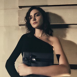 19 reactions | Gift Me Garrard.​ ​ Unwrap a brilliant surprise this Holiday season, from minimalist jewels to bold statement pieces. ​ Explore gifts: https://bit.ly/3QKf9Vu #GiftMeGarrard #Garrard​ Location: @rosewoodlondon | Garrard | Facebook