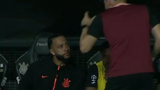 Man Utd flop Depay scolded for using mobile phone during a match